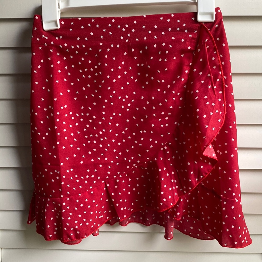 SHEIN; Red and Star-Patterned Flowy Skirt. SIZE XS.
